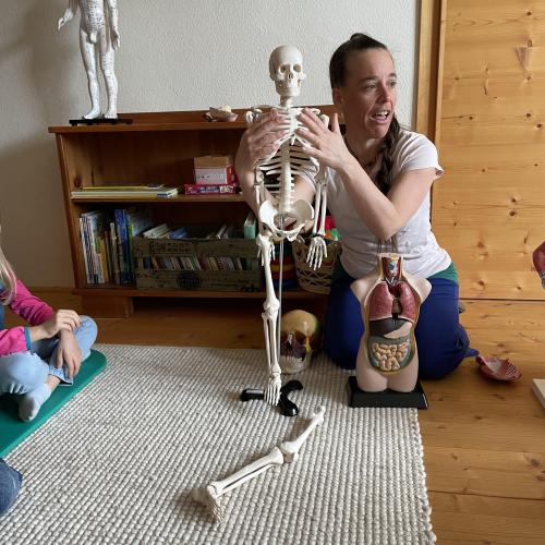 Physiotherapeutin Romana mit Skelett 