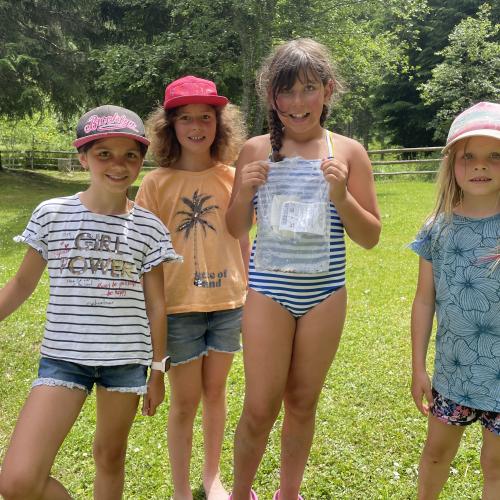 4 Mädchen mit gefunden Kaulquappen 