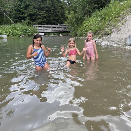 3 Mädchen hüfttief im Wasser
