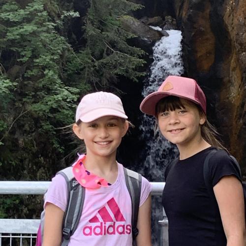 2 Mädchen vor Wasserfall 