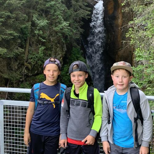 3 Jungs vor Wasserfall 
