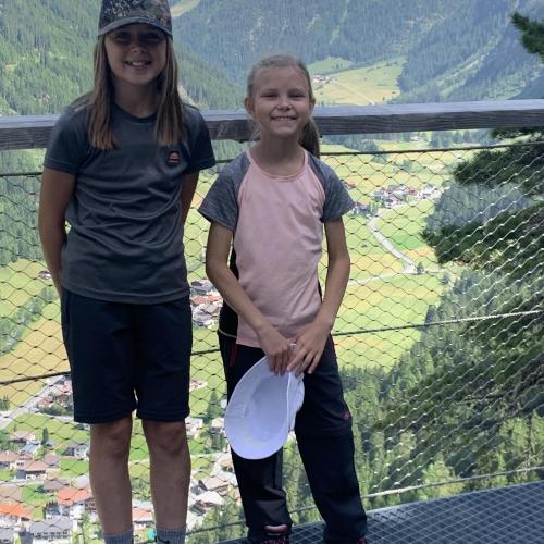2 Mädchen auf Aussichtsplattform 