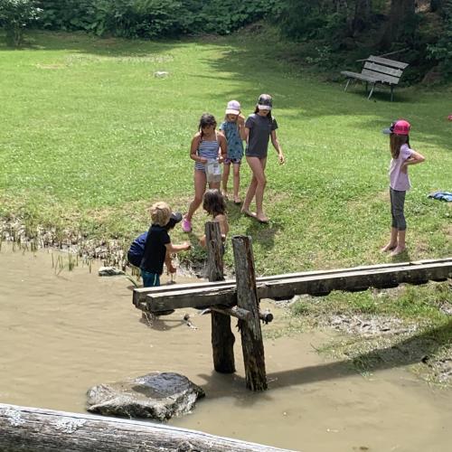 Spielende Kinder am Teich