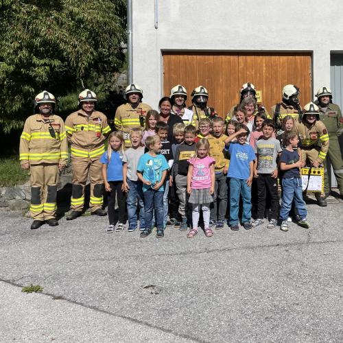 Gruppenfoto - Schule mit Feuerwehrleuten 