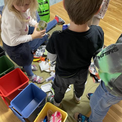 Kinder sortieren Müll