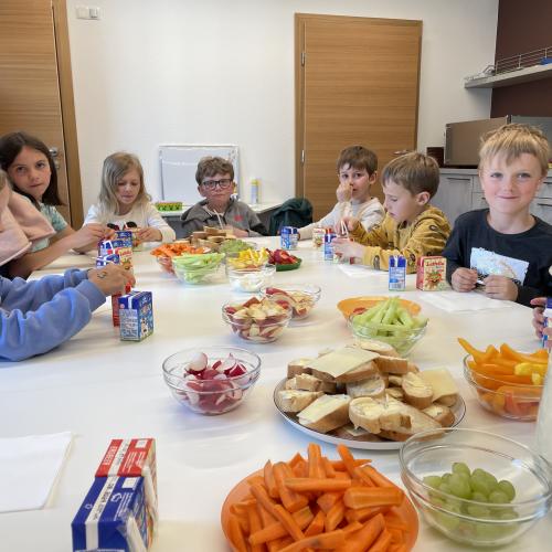 Gesunde Jause - Kinder beim Essen 