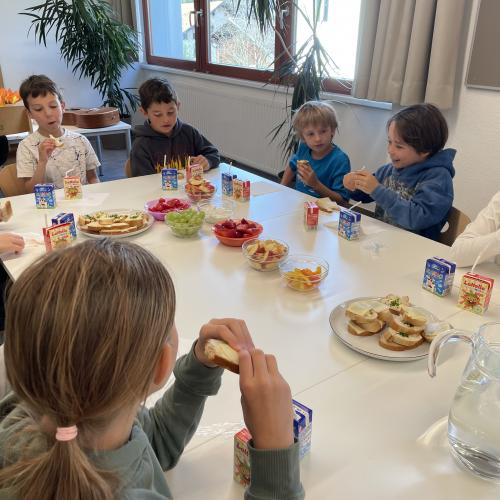 Gesunde Jause - Kinder beim Essen 