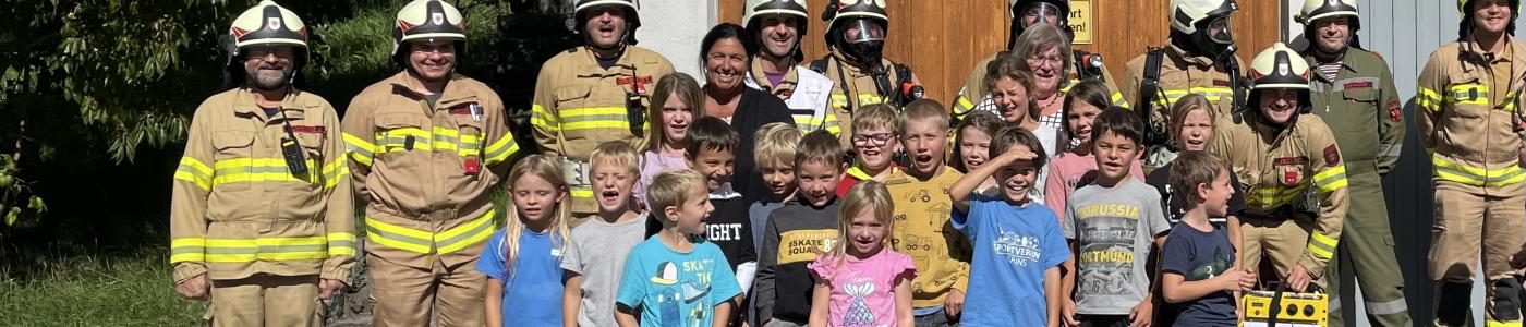 Gruppenfoto - Schule mit Feuerwehrleuten 