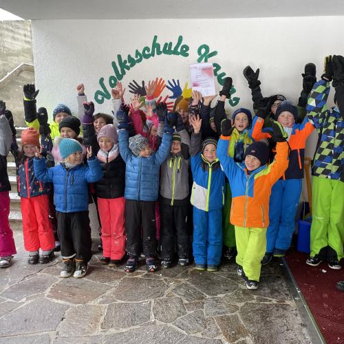 Gruppenfoto mit Urkunde