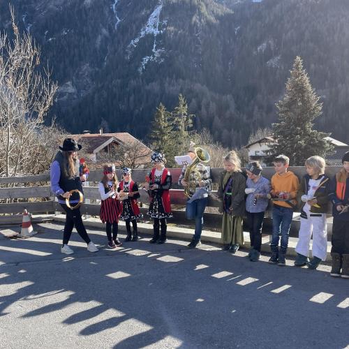 Faschingsumzug der Kinder durchs Dorf_23