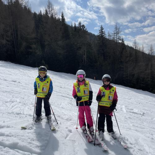 3 Kinder auf der Piste 