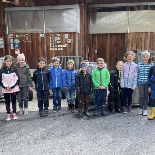 Gruppenfoto vor dem Stall