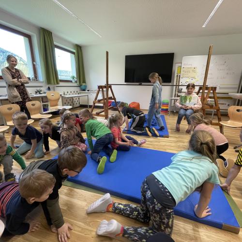 die kleinen Krokodilkinder krabbeln durch den Raum - nur Cornelius läuft auf zwei Beinen