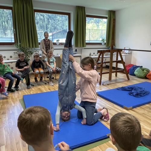 Cornelius kann sogar einen Handstand 