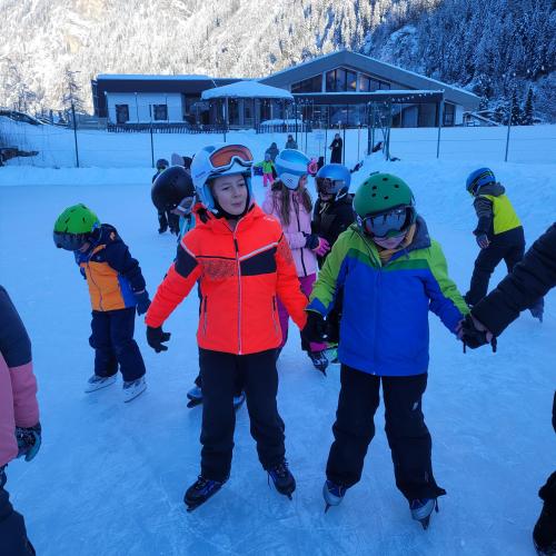 Kinder beim Eislaufen 
