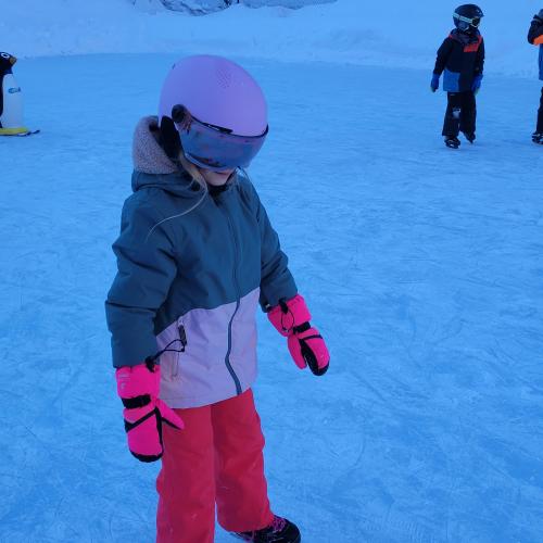 Kind beim Eislaufen 
