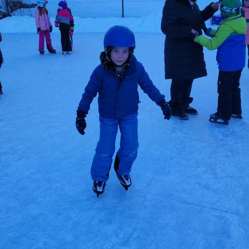 Kinder beim Eislaufen 