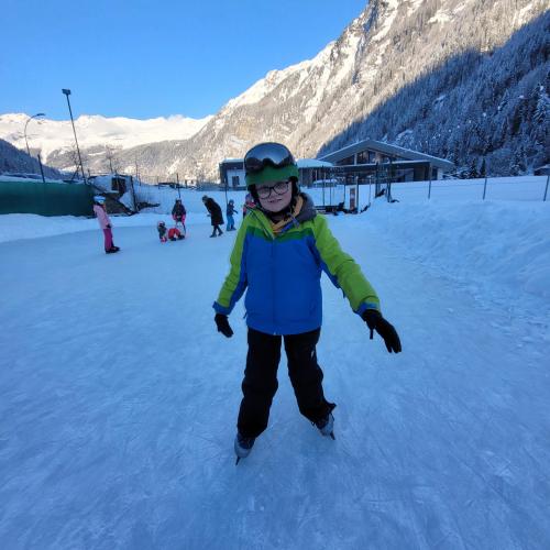 Kind beim Eislaufen 