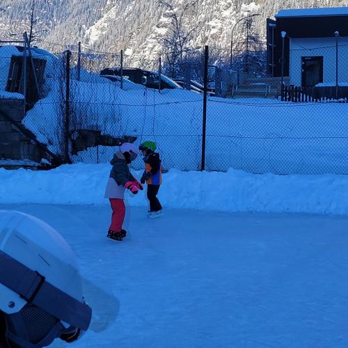 Kinder beim Eislaufen 
