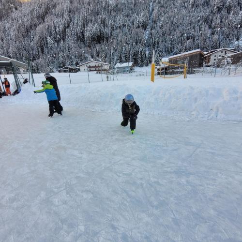 Kinder beim Eislaufen 