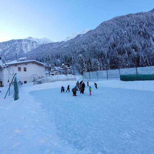 Kinder beim Eislaufen 