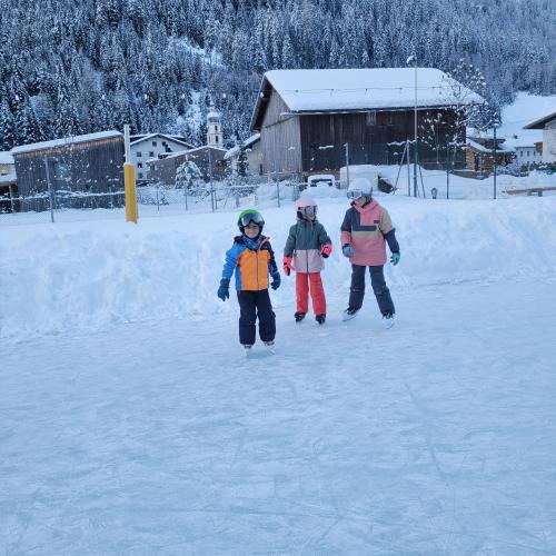 Kinder beim Eislaufen 