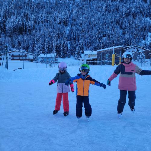 Kinder beim Eislaufen 