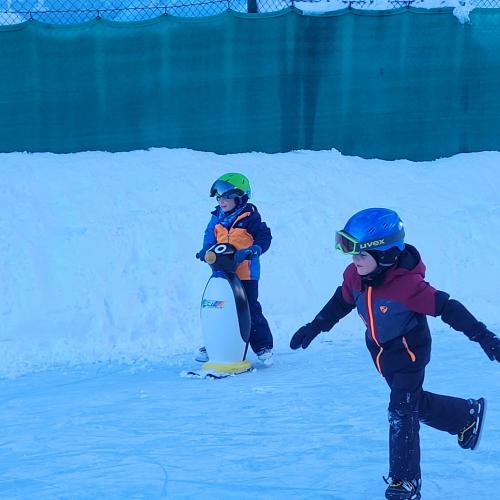Kinder beim Eislaufen 