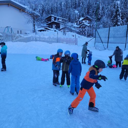 Kinder beim Eislaufen 