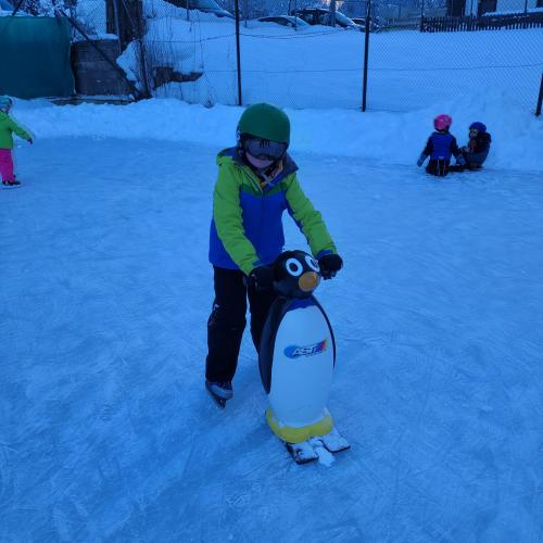 Kinder beim Eislaufen 