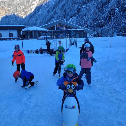 Kinder beim Eislaufen 