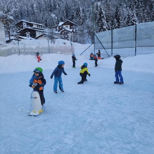 Kinder beim Eislaufen 