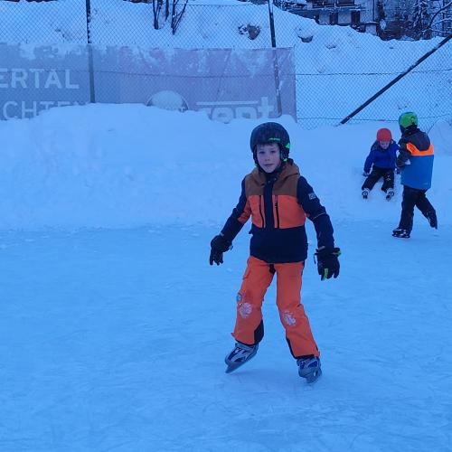 Kinder beim Eislaufen 