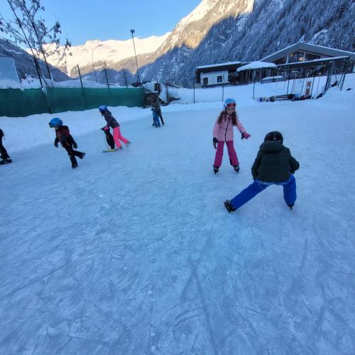 Kinder beim Eislaufen 