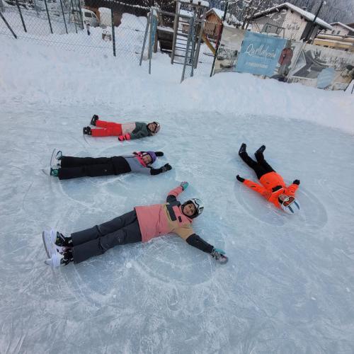 Kinder beim Eislaufen 