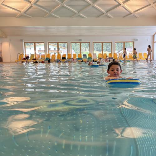 Kinder beim Schwimmen 