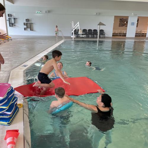 Über eine Matte ins Wasser springen