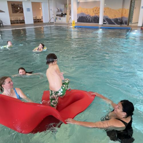 Über eine Matte ins Wasser springen
