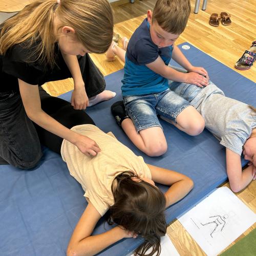 Kinder beim Abtasten
