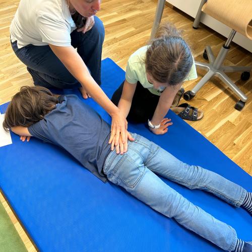 Kinder beim Abtasten