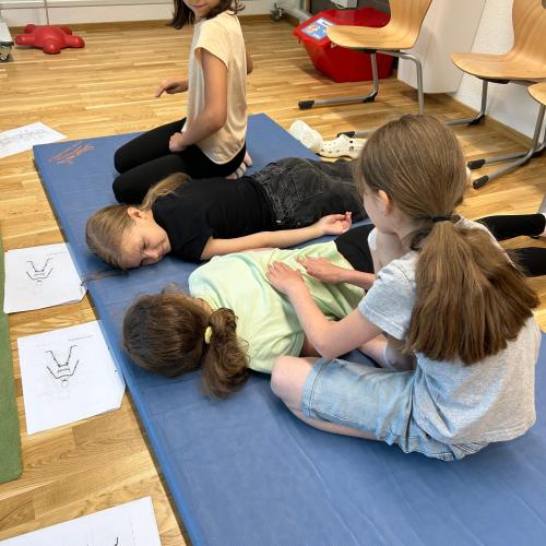 Kinder beim Abtasten