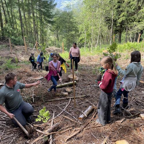 Kinder und Waldaufseher bei der Arbeit 