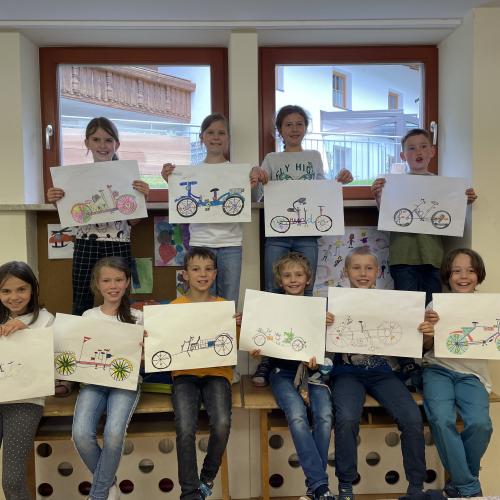 Gruppenfoto mit Zeichnungen 