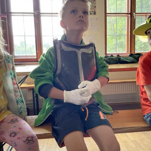 Junge mit Rüstung 