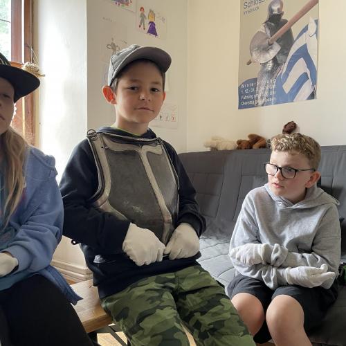 Junge mit Rüstung 