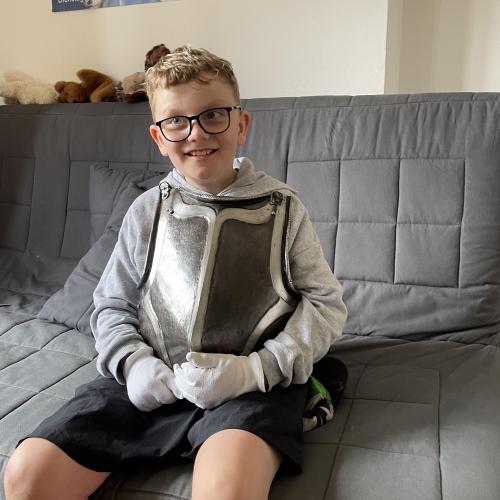 Junge mit Rüstung