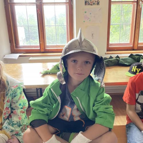 Junge mit Helm 