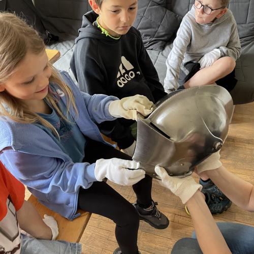 Kinder mit Helm 