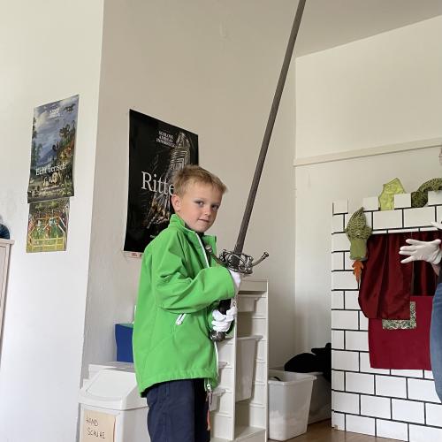 Junge mit Schwert