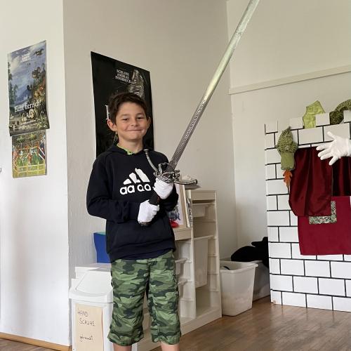 Junge mit Schwert